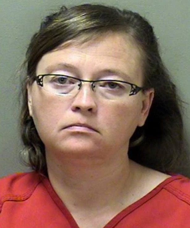 Une maman frappe la fille de 8 ans de son petit ami si fort qu’elle lui déchire les intestins